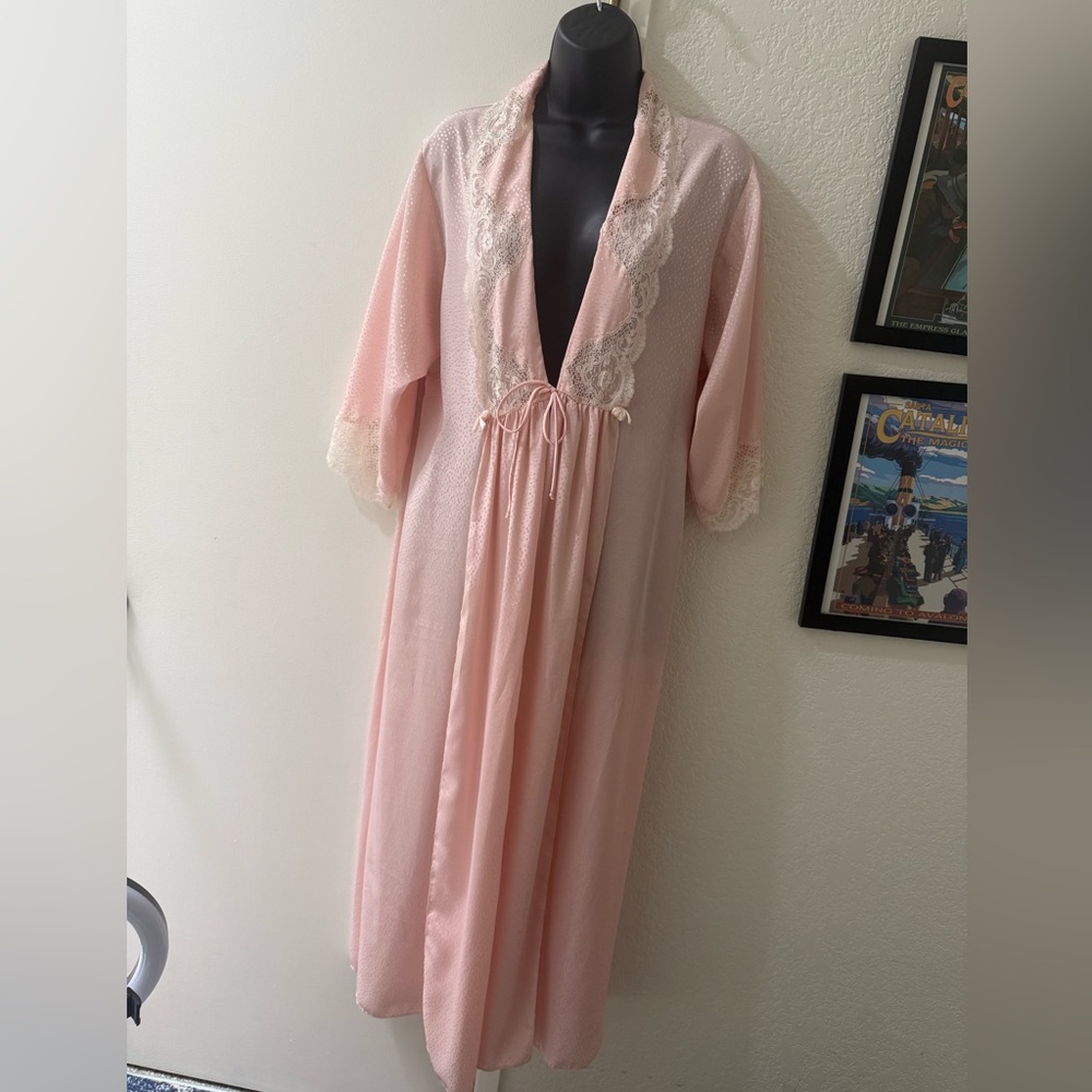 1980s Pretty Pink and‎ Lace Robe Size Petite - Excellent Condition